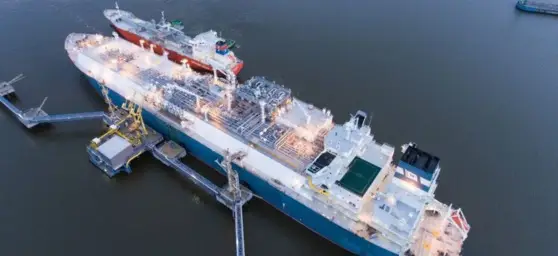 Un navire-terminal flottant de GNL, outil de réduc
